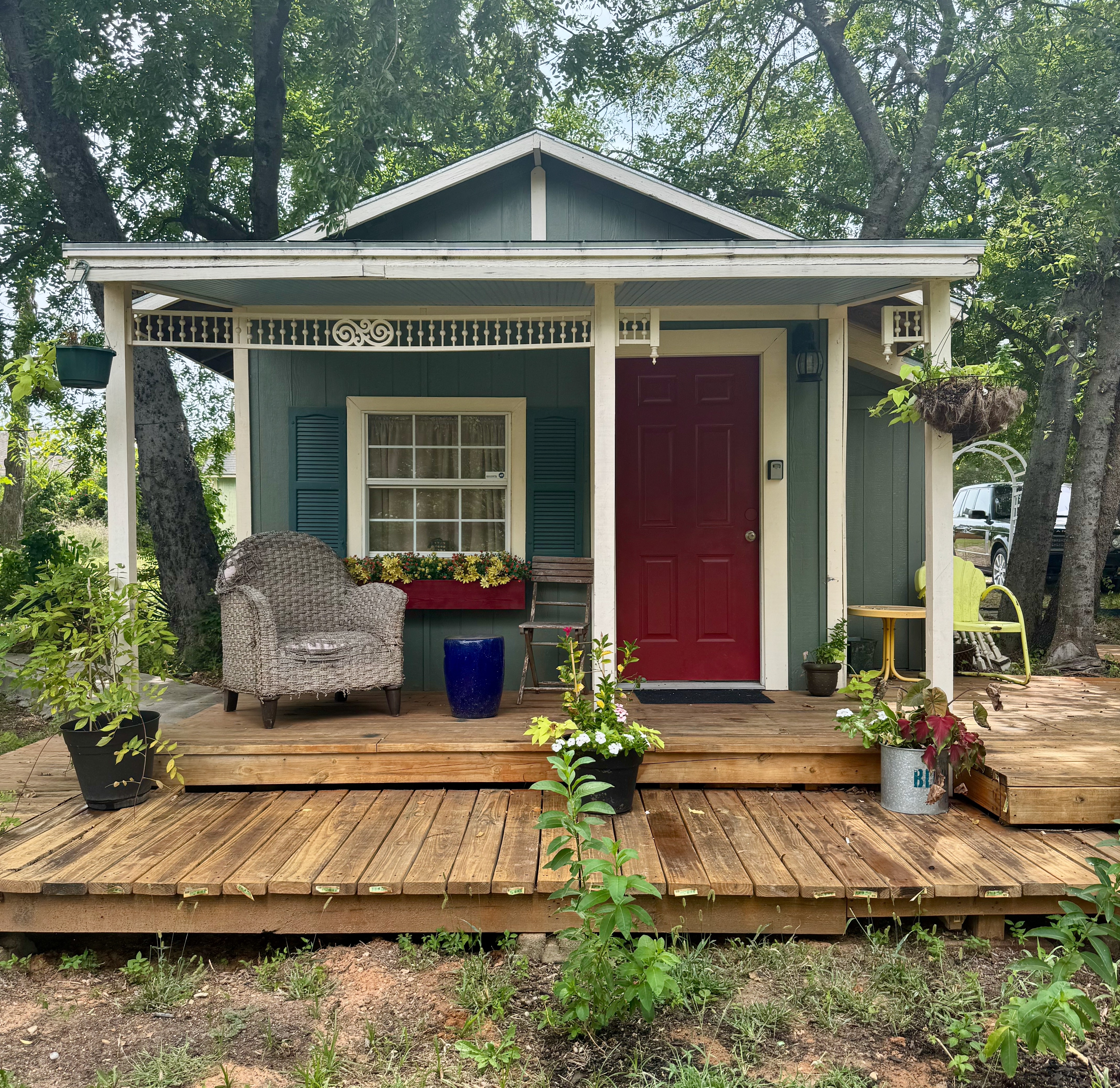 Judge Roy Bean Cottage exterior — detached pet-friendly cottage with private entrance, Bonham TX