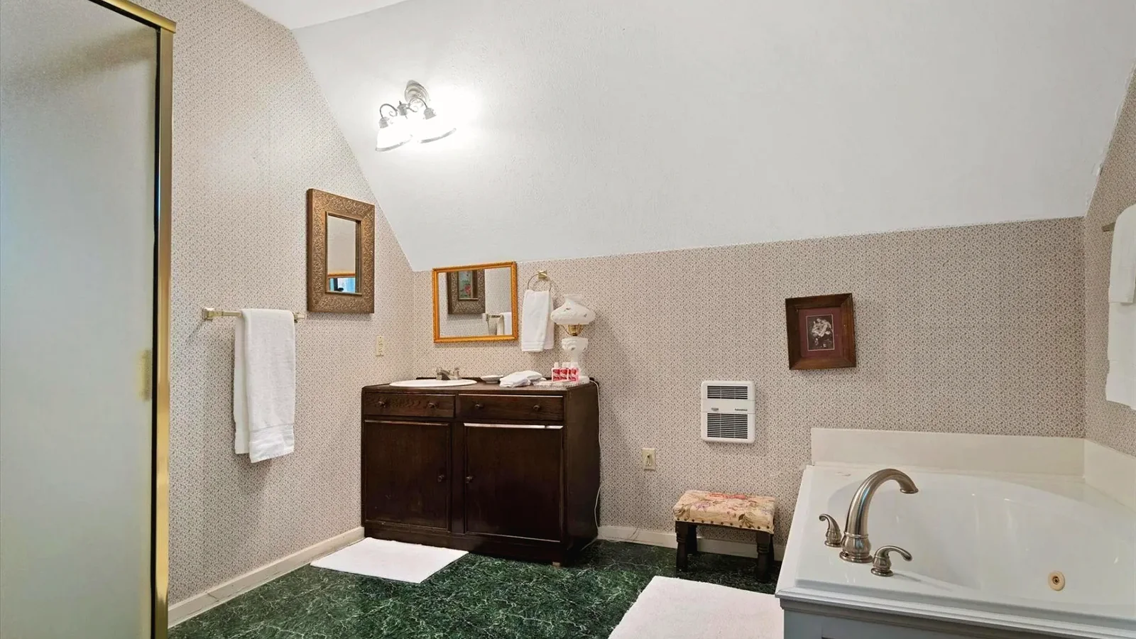 Bailey Inglish Suite jetted tub at Four Winds Victorian Venue and Suites